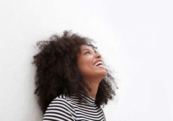 Cheveux bouclés