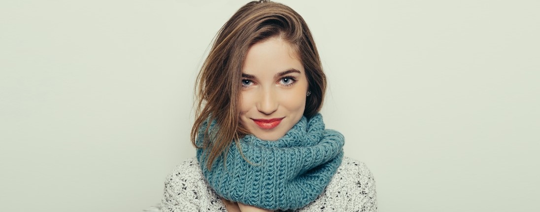 Une femme avec des cheveux à tendance grasse