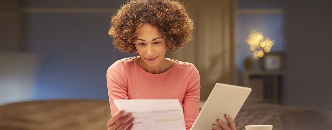 Une femme fait ses comptes