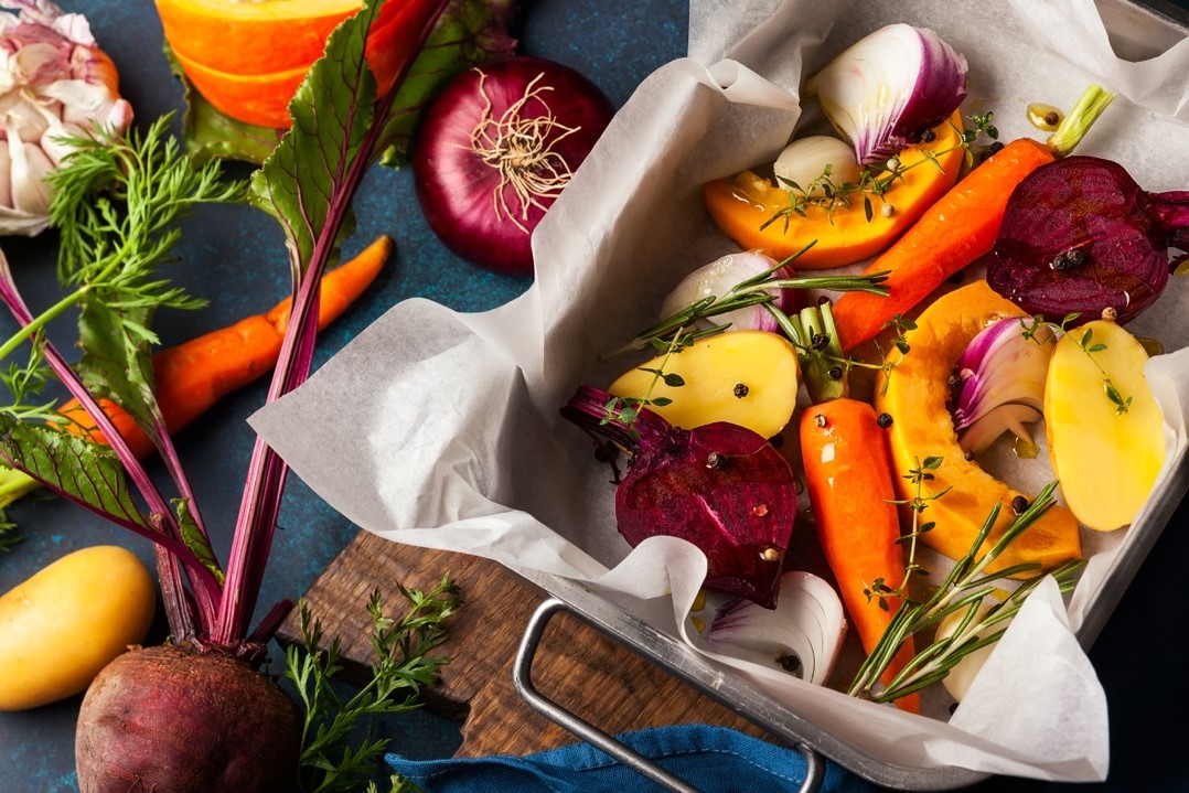 Un plat de légumes crus : oignons, pommes de terre, potimarron