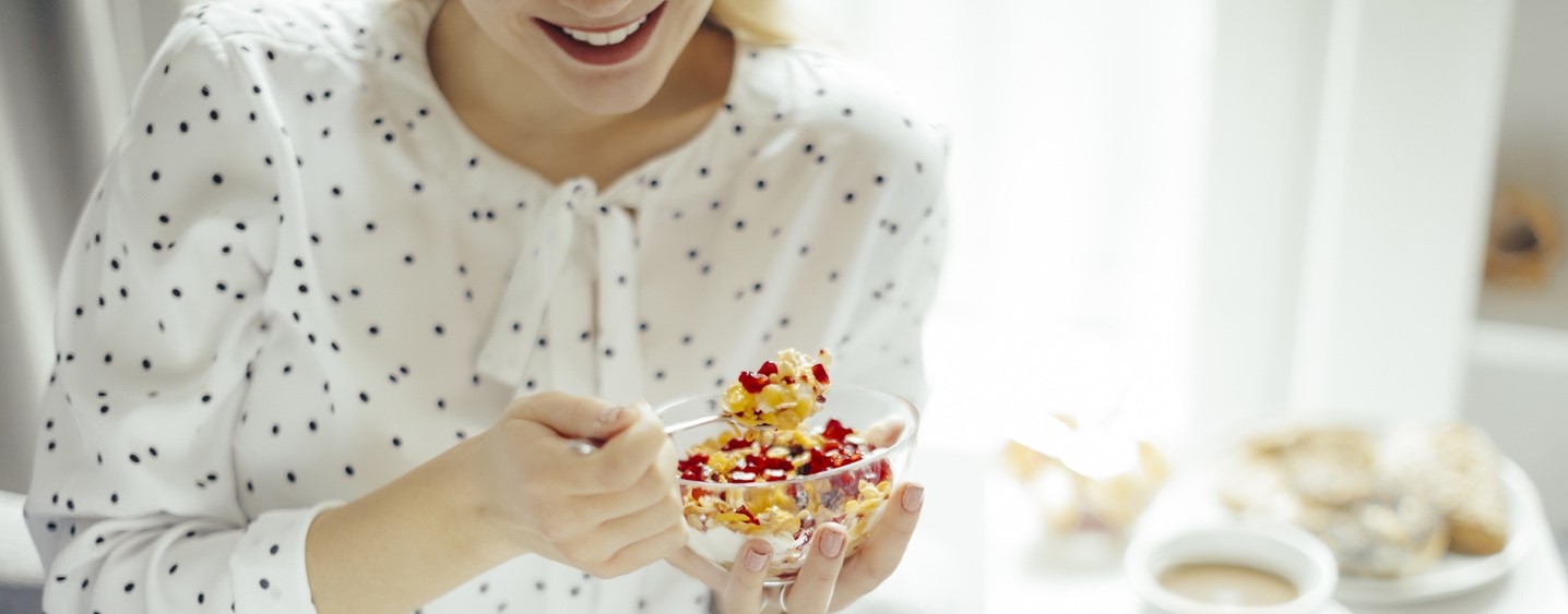 Une femme déguste un açai bowl