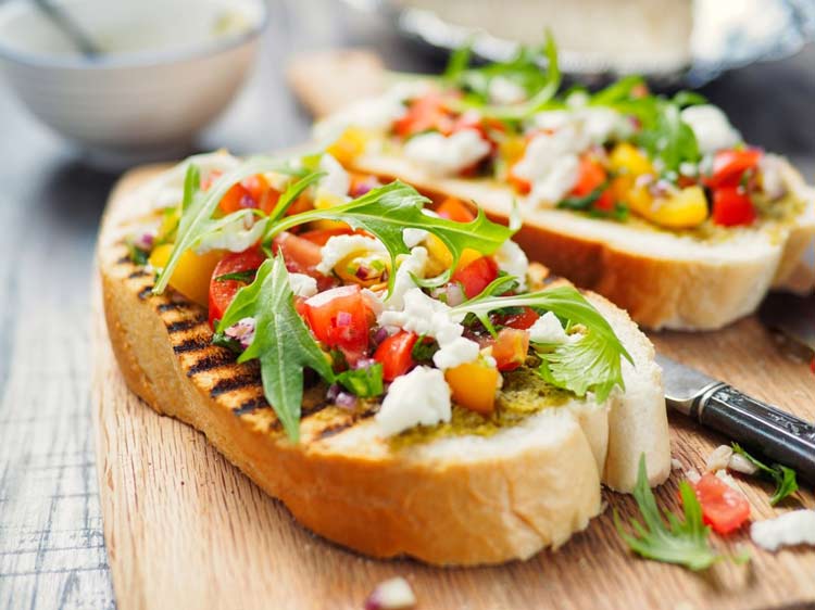 Une tartine de fromages et de légumes