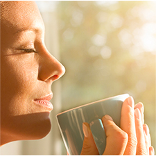 femme buvant une tasse de the lipton