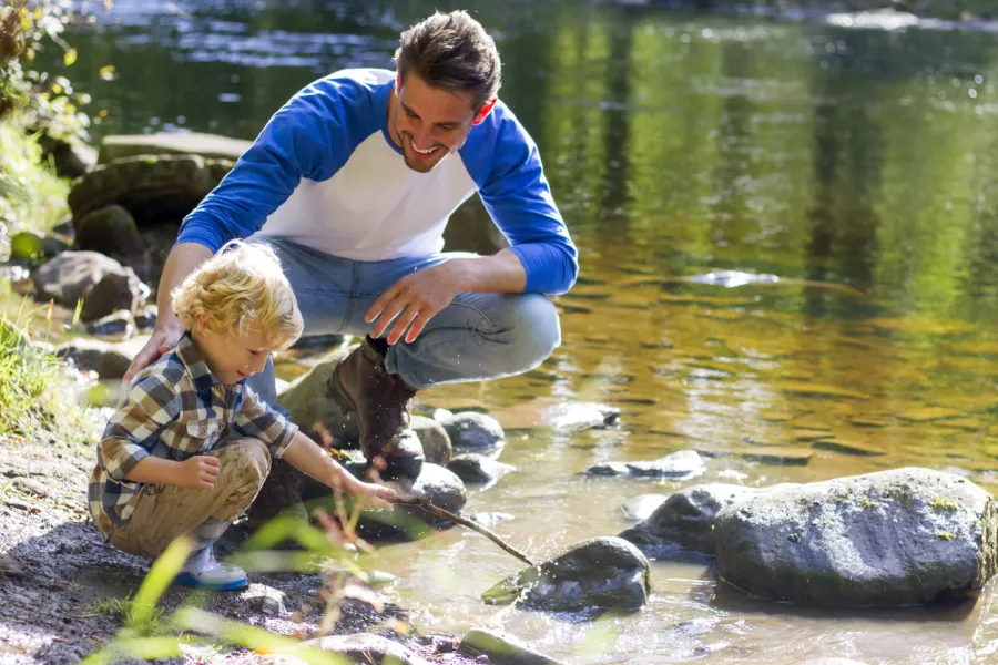 Un enfant joue dans une rivière.