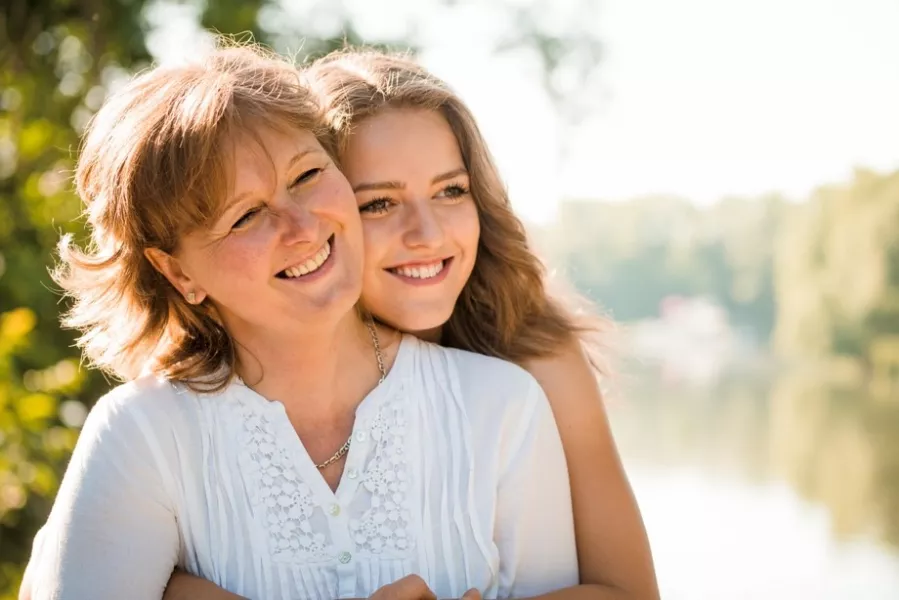 Une mère et sa fille échangent un moment de tendre complicité.