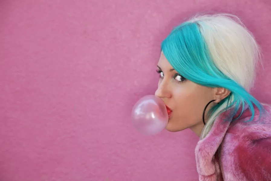 Une adolescente avec des cheveux colorés en bleu.