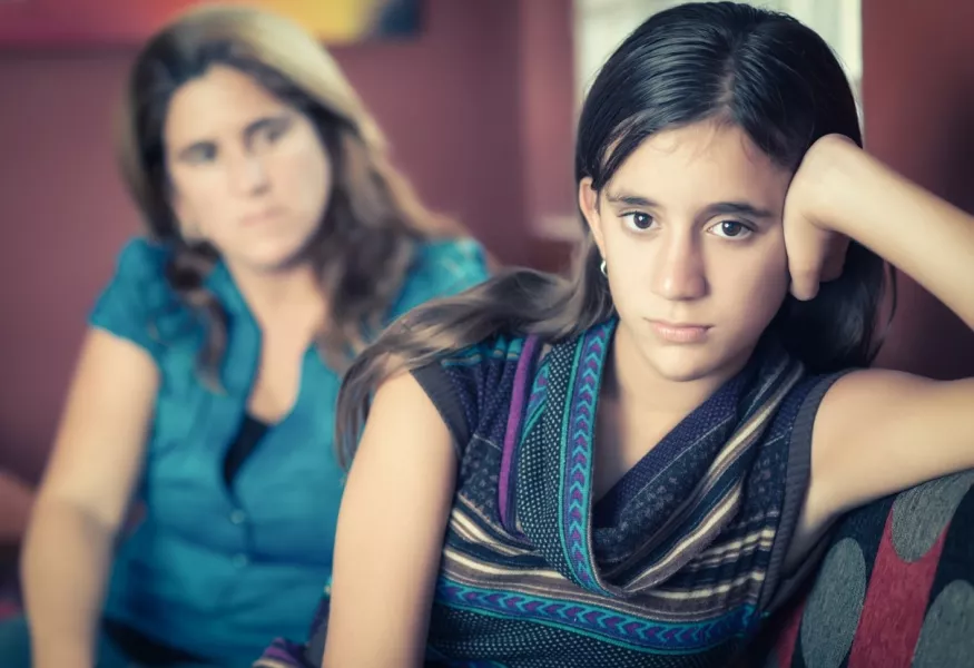 Un dialogue rompu entre une mère et une adolescente.
