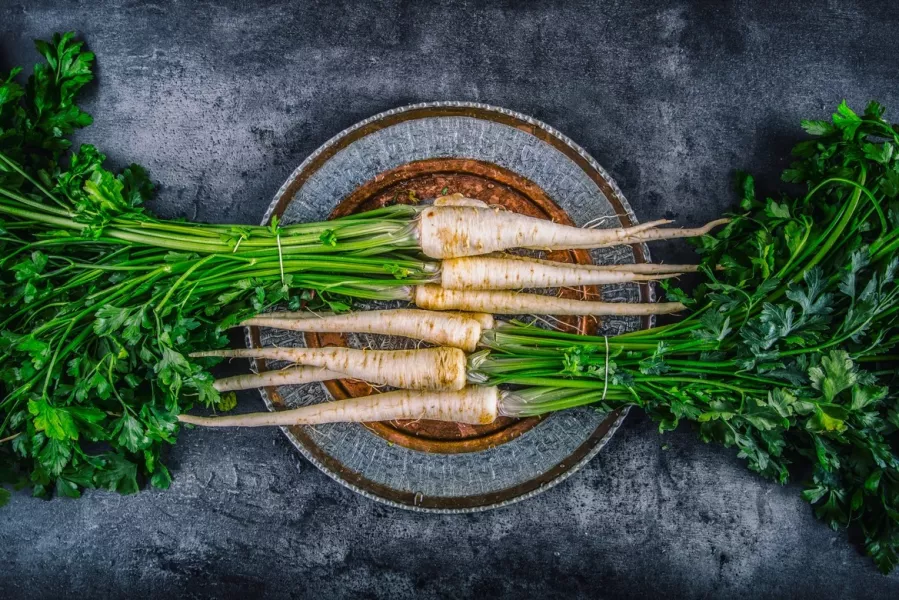 Des panais disposés sur une assiette