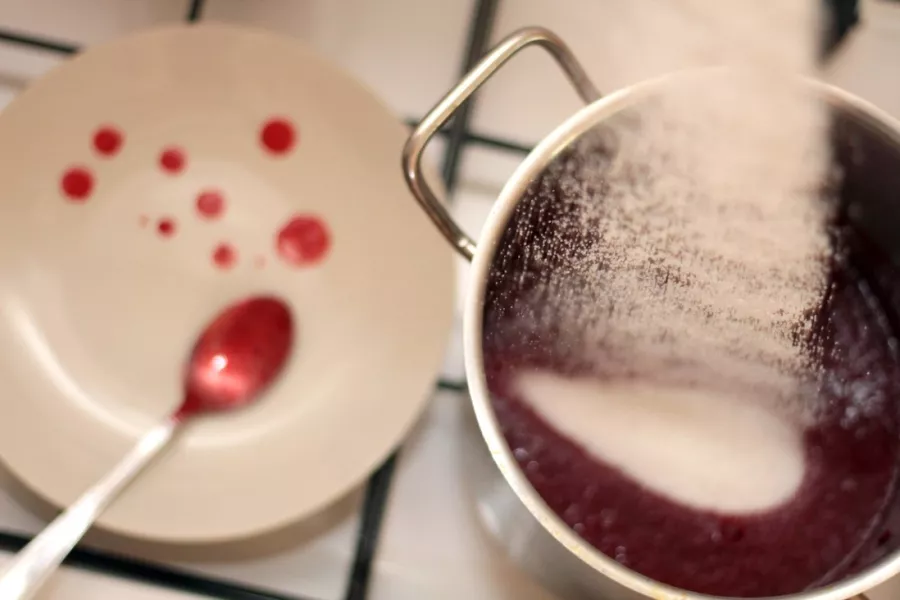 Un ajout de sucre au moment de la cuisson des confitures