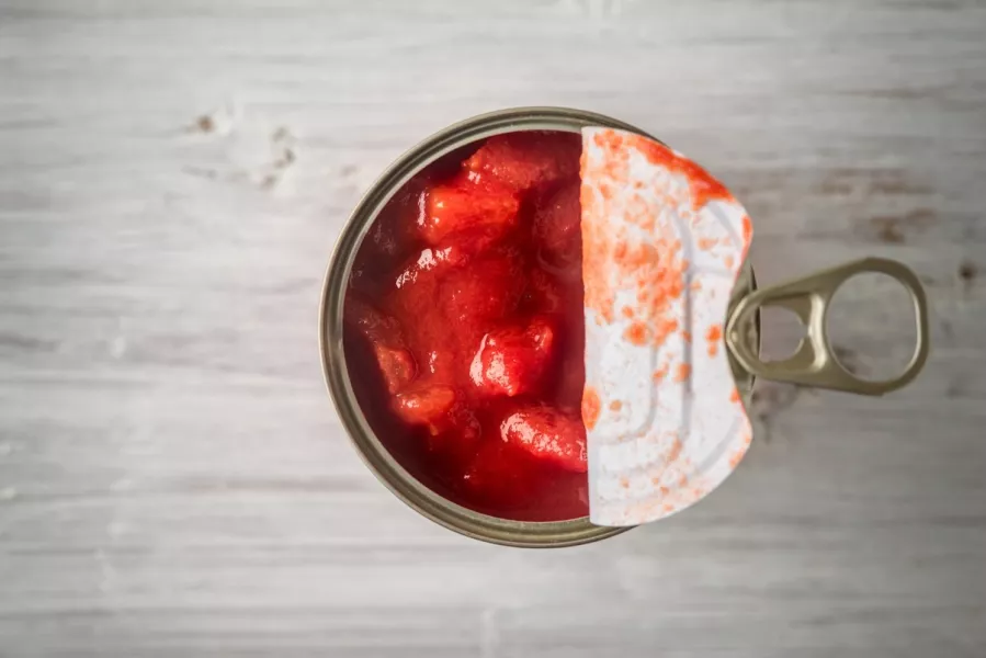 Une boîte de tomates en conserve