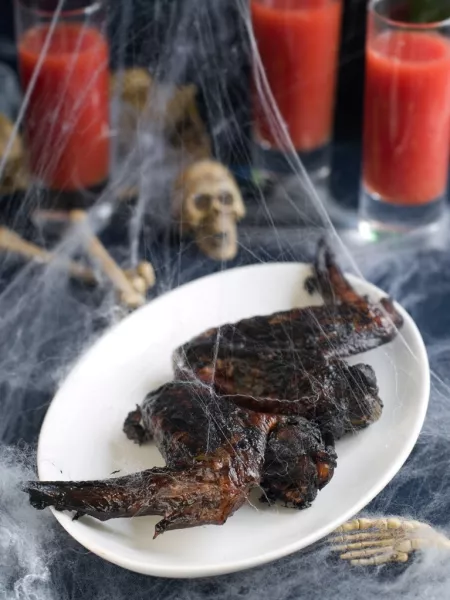 Des ailes de poulet cuisinées pour Halloween disposées sur une table