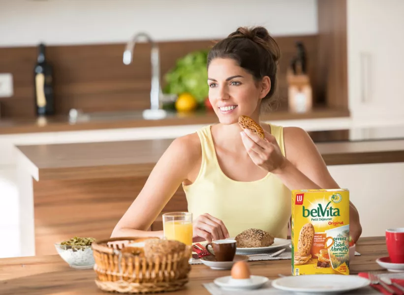 Une Femme prend son petit déjeuner.