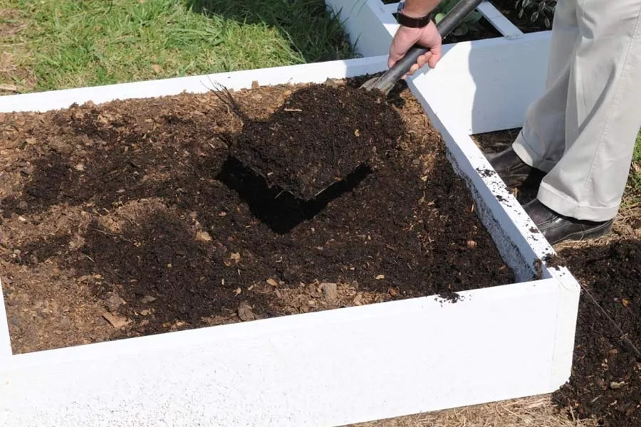 Remplir de terre et d’engrais son mini potager