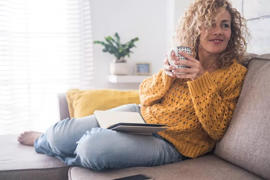 Une femme solo qui se détend, et qui prend du temps pour elle