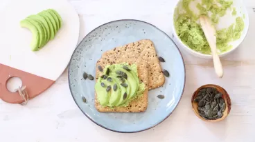 La recette facile de tartine à l’avocat pour le petit déjeuner imaginée par Annelyse avec Heudebert crackers Multi graines