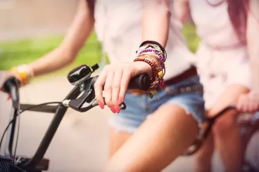 Tandem : le vélo autrement ! Deux femmes sur un tandem