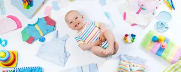 Un bébé entouré de sa garde robe