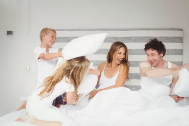 Une photo de famille avec des parents et leurs deux enfants