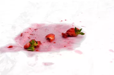 Une tache de fruits rouges sur une nappe en coton