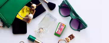 Un sac à main de fille qui déborde d’accessoires