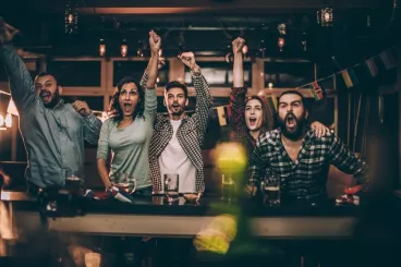 Un couple qui encourage son équipe de football à la maison