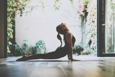 Une femme qui pratique du yoga