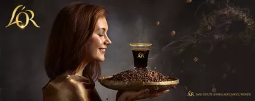 Une femme déguste un bon café L’Or®