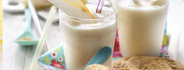 Smoothie à la poire, bouchées croquantes de belVita® Crookie Noisette