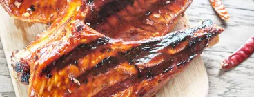 Côtelettes de porc marinées au Ketchup Amora ®, brochettes de légumes