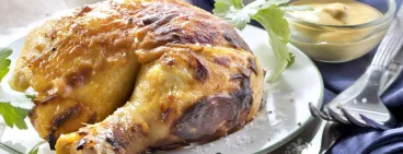 Poulet rôti à la Moutarde Amora®, patates douces et carottes râpées