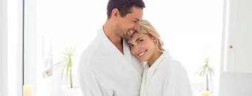 femme et homme entrelacer 
