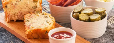 Cake jambon, cornichons et tomates confites avec Amora ®