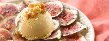 Carpaccio de figues crème glacée Carte d’Or® Caramel Fleur de Sel et éclats d’amandes caramélisés