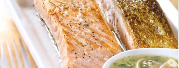 Saumon à l’unilatéral, sauce onctueuse Sauceline sauces blanches Maïzena® aux champignons de Paris