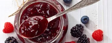 Le guide des confitures Un pot de confiture aux fruits rouges