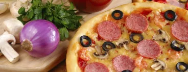 une pizza maison au salami