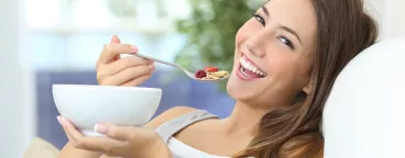 Les tendances du petit déjeuner Une femme prend son petit déjeuner