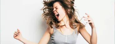 Une femme qui danse de manière énergique