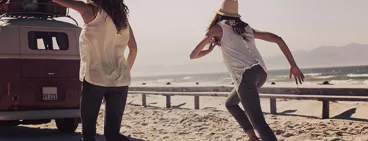 Des jeunes femmes en vacances à la plage  