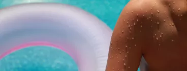 Une femme à la piscine avec Rexona