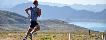Un homme faisant de la course à pieds avec Rexona