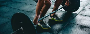 Un homme faisant de la musculation avec Rexona