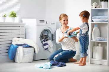 Une famille qui partage les tâches ménagèresEt si le ménage de printemps était l’occasion et de nouvelles « responsabilités » pour toute la famille ? Alors c’est parti pour apprendre à vos enfants à participer au traitement des lessives et au ménage. Voici nos meilleures astuces pour laver son linge en famille (et dans la bonne humeur s’il vous plait !).