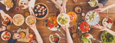 Un apéro réussi et bon, plats sur table en bois 