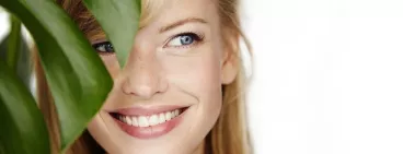 Prendre soin de vos cheveux et de la planète Cheveux blonds. Soin des cheveux. Jeune femme souriante. Cheveux longs. Cheveux brillants.