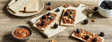 Des Cracotte recouvertes de Patamilka et de fruits sont sur une table 