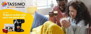 Un couple prend son café Tassimo 