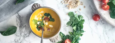 Une soupe avec des légumes