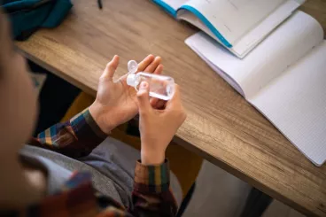 Se nettoyer les mains avec du gel hydroalcoolique