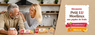 Un couple déguste des biscuits Petit LU Moelleux aux fruits
